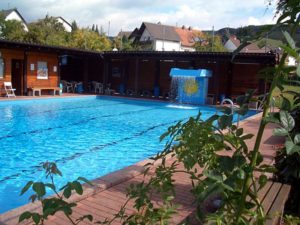 Solar-heated outdoor pool Matzenbach