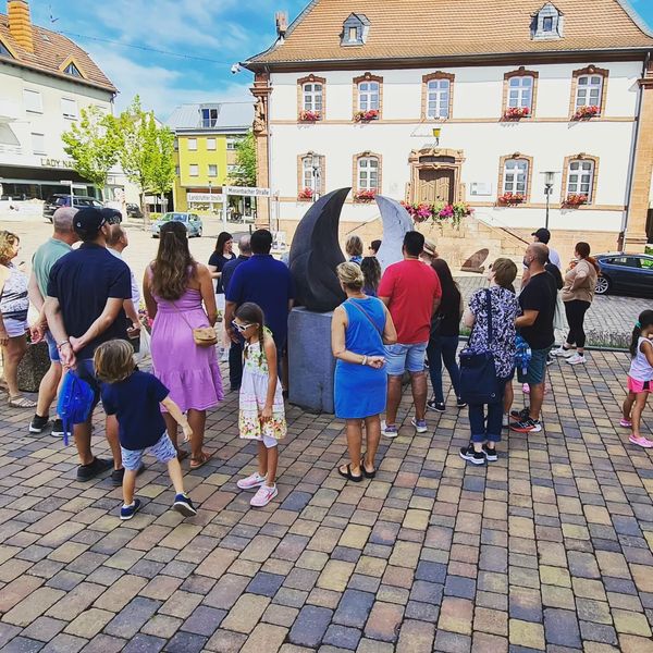 Picture showing a group of people at the historic town hall in Ramstein during a city tour